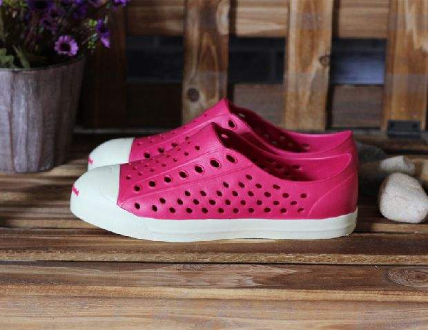 拿到鞋子后,先打开鞋盒闻一闻.