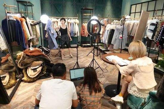 服装店铺应该如何直播店铺直播流程帮助你